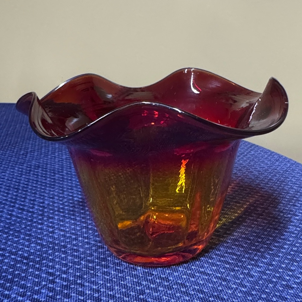Pilgrim Art Glass Amberina Vase Bowl Ruffled Edge Glows 5.5” diameter 3.5” tall